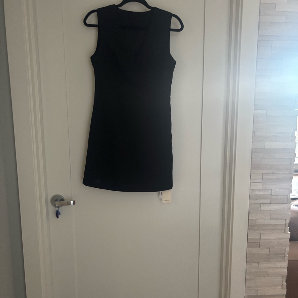 Commense Snug V-neck black dress